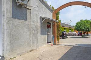 un accès à un bâtiment avec une arche dans l'établissement OYO 91762 Green Home Stay Syariah, 