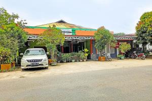 un coche blanco estacionado frente a un edificio en OYO 91768 Hotel Tanjung Permai en Tanjungselor