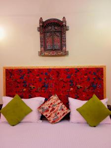 Кровать или кровати в номере Shanti Home