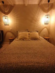 Postel nebo postele na pokoji v ubytování Logement chaleureux avec parking gratuit
