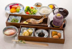 una tabella con due vassoi di legno pieni di cibo di Yunotani Senkei a Totsukawa