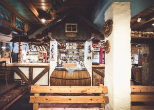 un bar con un banco de madera frente a un bar en Penzion a Restaurace U Johana, en Zlín