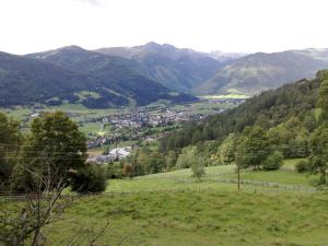 Blick auf eine Stadt in einem Tal mit Bergen in der Unterkunft Ferienwohnungen Bacherhof in Sankt Michael im Lungau
