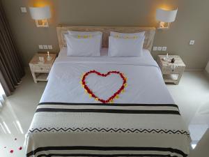 Kubu Garden Suites & Villas Nusa Dua客房内的一张或多张床位