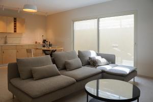 sala de estar con sofá y mesa en סיני 48 מלון דירות בוטיק, en Vered Yeriho