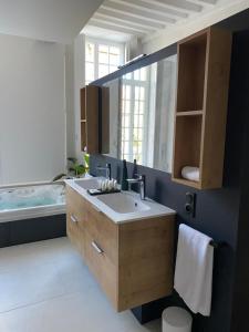 Fotografie z fotogalerie ubytování Suite avec Spa Quartier Cathédrale v destinaci Autun