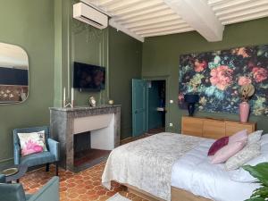 Postel nebo postele na pokoji v ubytování Suite avec Spa Quartier Cathédrale