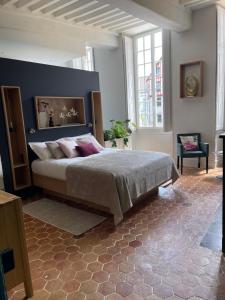 Postel nebo postele na pokoji v ubytování Suite avec Spa Quartier Cathédrale