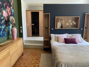Postel nebo postele na pokoji v ubytování Suite avec Spa Quartier Cathédrale