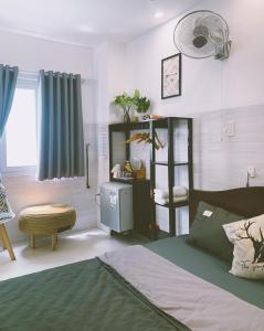 een slaapkamer met een bed en een boekenplank bij Lighthouse Homestay Vũng Tàu in Vung Tau