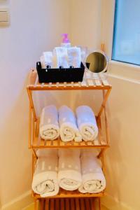 een rek met handdoeken en een spiegel in de badkamer bij 3C-Apartments in Gent