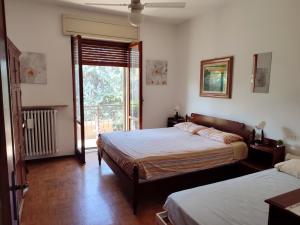 1 Schlafzimmer mit 2 Betten und einer Glasschiebetür in der Unterkunft Villa Zene in Montù Beccaria