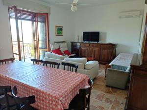 een woonkamer met een tafel en een bank bij Villa Zene in Montù Beccaria