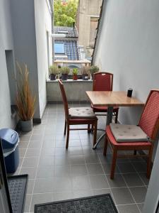 a table and chairs in a room with a window at Au Marolles chambre Atomium in Brussels