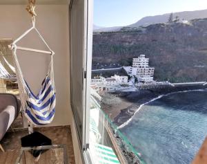 - un balcon avec vue sur l'océan et les bâtiments dans l'établissement Tenerife Stay Ocean front II, à Icod de los Vinos