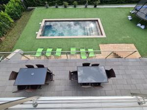 Basen w obiekcie Aranyeső Apartmanházak No.1 lub w pobliżu