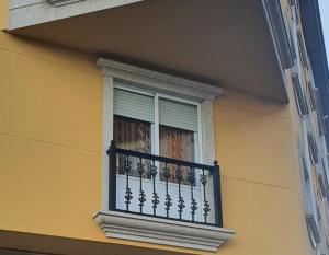 - un balcon dans un bâtiment avec fenêtre dans l'établissement Piso de Ana, à Narón