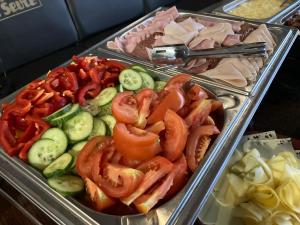 una bandeja de comida con pimientos y otras verduras en Hotel U Ševce, en Zlín