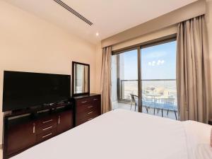 TV a/nebo společenská místnost v ubytování Luton Vacation Homes - Elite Residence Downtown, Dubai