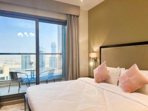 Postel nebo postele na pokoji v ubytování Luton Vacation Homes - Elite Residence Downtown, Dubai