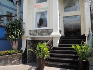 une maison avec des escaliers et des plantes devant elle dans l'établissement Yen Nam Hotel Nguyen Trong Tuyen, à Hô-Chi-Minh-Ville