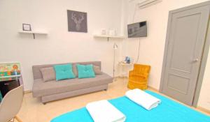 ein Wohnzimmer mit Sofa und Tisch in der Unterkunft Guests House Mercado Malaga in Málaga