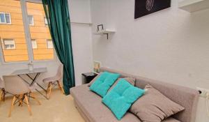 ein Wohnzimmer mit Sofa und Tisch in der Unterkunft Guests House Mercado Malaga in Málaga