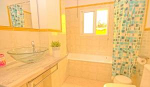 ein Badezimmer mit einem Glaswaschbecken auf einer Ablage in der Unterkunft Guests House Mercado Malaga in Málaga + 11 Fotos