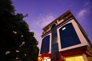 a building with a lot of windows on it at Hotel Mansarovar Palace in Jaipur