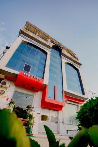 a building with a lot of windows on it at Hotel Mansarovar Palace in Jaipur