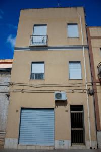un edificio con puertas de garaje cerradas y balcón en Appartamento Erice Bassa, en Trapani