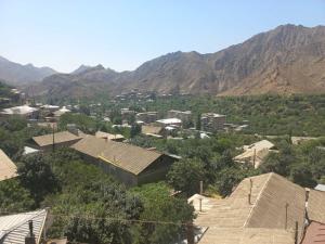 Vistas a una ciudad con montañas en el fondo en Gam guest house 2 en Meghri
