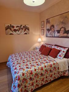 1 dormitorio con 1 cama grande y colcha colorida en La casina sul lago, en Arezzo