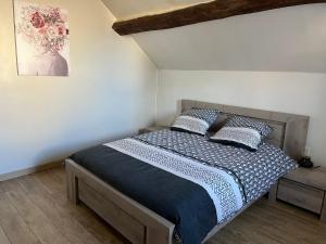 Llit o llits en una habitació de Agréable loft avec terrasse privative