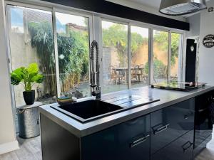 Dapur atau dapur kecil di Agréable loft avec terrasse privative