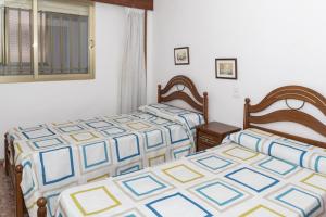 クリェラにあるNereo, 10º-45のベッドルーム1室(ベッド2台、窓付)