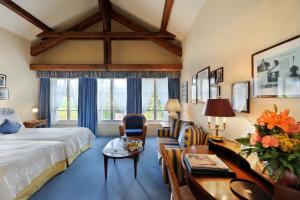 ein Hotelzimmer mit Bett, Tisch und Stühlen in der Unterkunft Unique Hotel Innere Enge in Bern