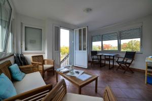 un soggiorno con divano e tavolo di Apartment Villa Oliva a Gostinjac