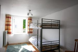 a room with two bunk beds and a window at Place de la Fontaine in Chéniers