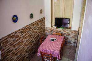 mesa y sillas con mesa y TV en Appartamento Erice Bassa, en Trapani