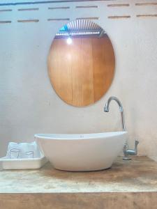 La salle de bains est pourvue d'un lavabo et d'un miroir. dans l'établissement ลุงนะ โฮมสเตย์ ปางอุ๋ง แม่ฮ่องสอน, à Ban Huai Makhuea Som