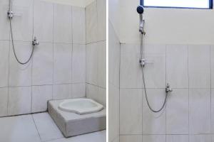2 fotos de una ducha con aseo en el baño en SPOT ON 91797 Mutiara Guest House, en Karawang