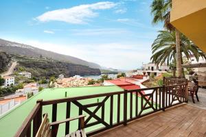 a balcony with a view of a golf course at Nido sobre el barranco piso Bali in Icod de los Vinos