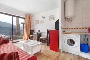 a living room with a washing machine in a room at Nido sobre el barranco piso Bali in Icod de los Vinos