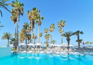 Bazén v ubytování Leonardo Plaza Cypria Maris Beach Hotel & Spa nebo v jeho okolí