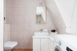 Kúpeľňa v ubytovaní Radziwiłłowska Apartment Cracow Planty by Noclegi Renters