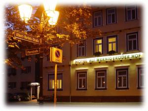 una luz de la calle frente a un edificio en Garni-Hotel Alt Wernigeröder Hof, en Wernigerode