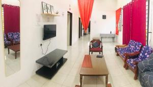 salon z kanapą, krzesłami i telewizorem w obiekcie Homestay Lestary near Taiping Fast WIFI Netflix w mieście Taiping