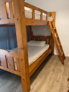Krevet ili kreveti u jedinici u okviru objekta Donghai Cottage Backpack Inn Suite