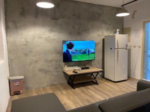 TV i/ili multimedijalni sistem u objektu Donghai Cottage Backpack Inn Suite